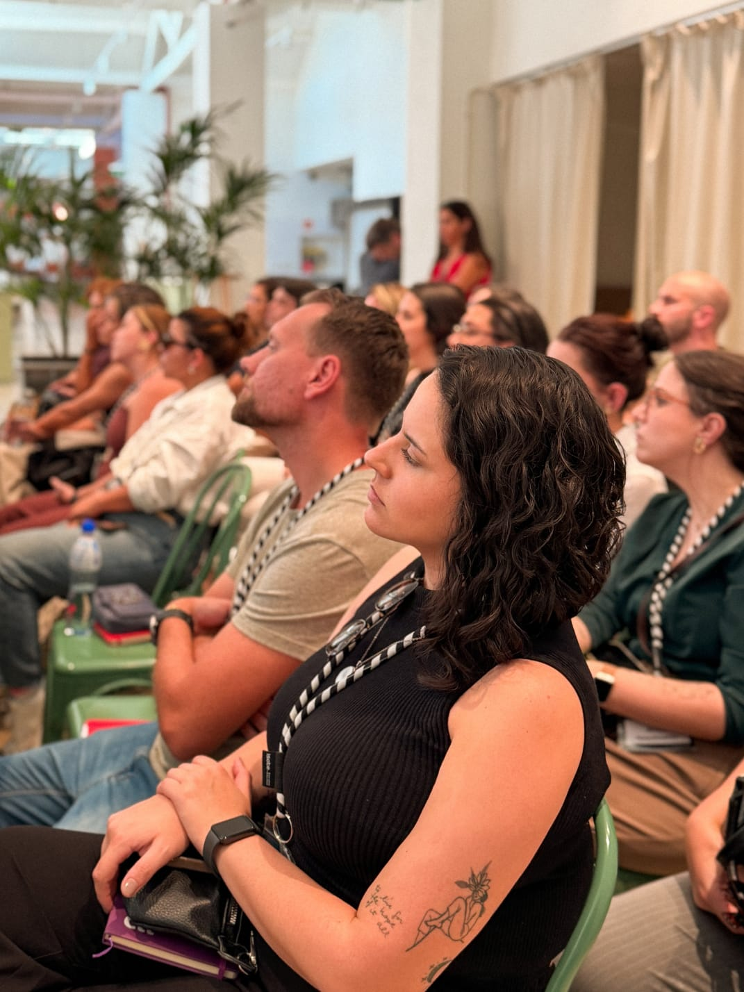 Anna Carolina acompanha uma apresentação durante a capacitação internacional em Lisboa
